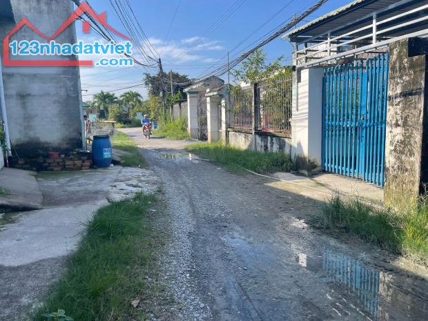 Kẹt Tiền Bán Gấp Nền Đất 8x32=256m2 giá 1tỷ700 shr,Đường Nguyễn Thị Thọ -Đức Hòa