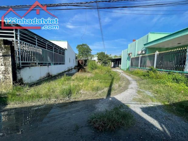 Kẹt Tiền Bán Gấp Nền Đất 8x32=256m2 giá 1tỷ700 shr,Đường Nguyễn Thị Thọ -Đức Hòa - 1