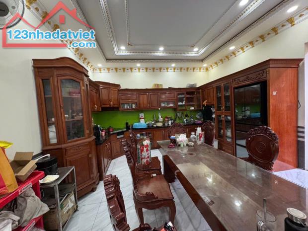 MT ĐƯỜNG 160 - 220M2 - 3 TẦNG - NGANG 8.2 - 2