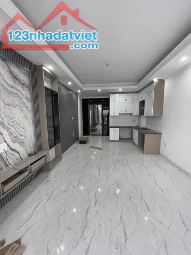 Bán Nhanh Nhà Bát Khối 42m 6 Tầng Thang Máy mặt tiền 3.9m Chỉ 8.4 Tỷ Long Biên Gara ÔTô - 2