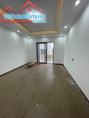 Bán Nhanh Nhà Bát Khối 42m 6 Tầng Thang Máy mặt tiền 3.9m Chỉ 8.4 Tỷ Long Biên Gara ÔTô - 3