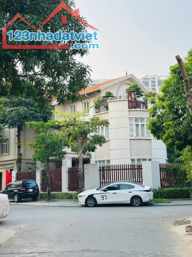 Hoa khôi cực hiếm - vip Tôn Đức Thắng, Đống Đa, thang máy, ô tô đỗ cửa, tặng full nội thất