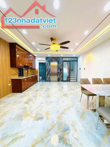 Cách Ô Tô 20m, Nguyễn Văn Cừ, 3 Thoáng, Thang Máy, Full Nội Thất