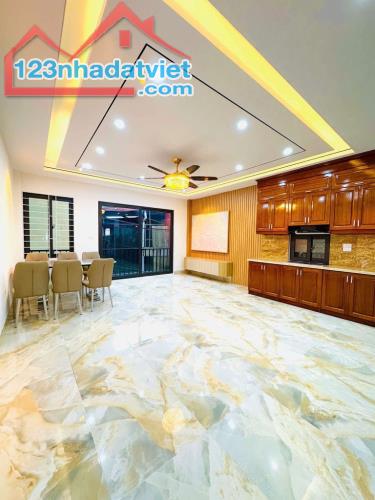Cách Ô Tô 20m, Nguyễn Văn Cừ, 3 Thoáng, Thang Máy, Full Nội Thất - 1