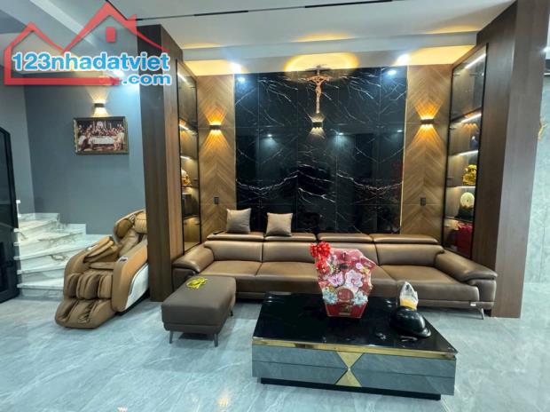 MẶT TIỀN NỘI BỘ 8M - HAI XE HƠI NÉ NHAU - TẶNG FULL NỘI THẤT CAO CẤP - ĐẸP HƠN NGỌC TRINH
