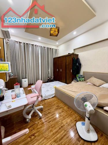 OTO ĐỖ CỬA - NHÀ ĐẸP 3 TẦNG 4 PN BTCT - DTSD 144m2 - 6.25 TỶ - 4