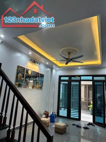 Bán căn nhà 3 tầng có gara oto ngõ phố Vũ Hựu, ph Thanh Bình, TP HD, 50m2, mt 4m, 3 ngủ - 2