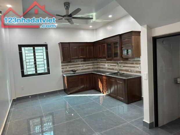 Bán căn nhà 3 tầng có gara oto ngõ phố Vũ Hựu, ph Thanh Bình, TP HD, 50m2, mt 4m, 3 ngủ - 5