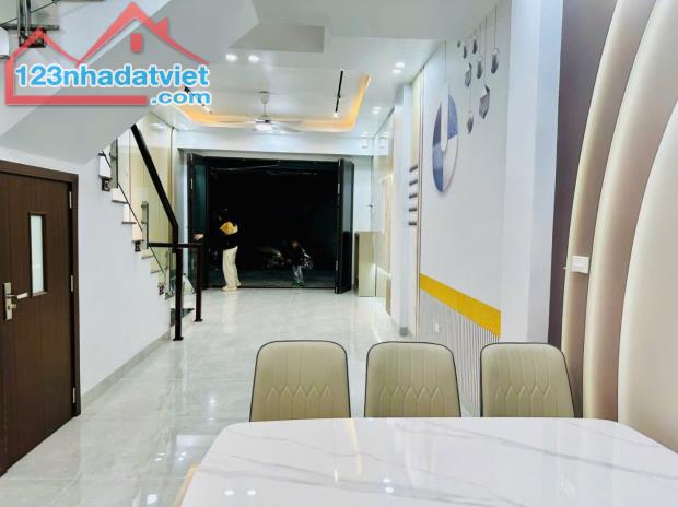 Bán căn nhà 4 tầng ngõ phố Nguyễn Trãi, ph Thành Đông, TP HP, 45m2, mt 4.1m, lô góc, gara - 4