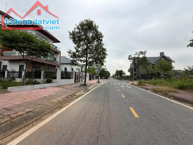 Bán 600m view đồi cảnh quan Nam Vĩnh Yên.  Có bán lẻ 1 lô 300m ạ.