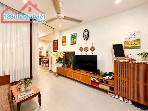 TT Quận 1, Nhà Đẹp 2 Tầng, Mặt Tiền Bề Thế 8m ~ Hơn 102m2 Bán Chỉ 18,8 tỷ.