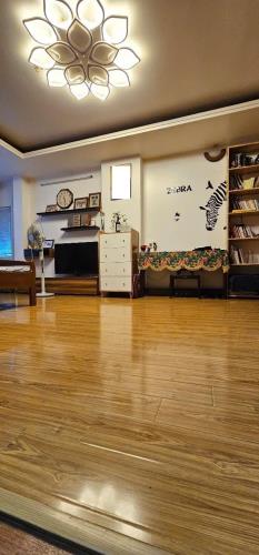 Nhà phân lô ngõ 230 Lạc Trung, 50m2 x 6T đẹp, MT 8m, giá 18.8 tỷ có TL, 0985868893 - 1