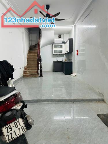 Cho thuê nhà nguyên căn 30m2 x 3,5 tầng cách mặt phố Dương Văn Bé 50 m