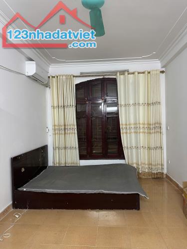 Cho thuê nhà nguyên căn 30m2 x 3,5 tầng cách mặt phố Dương Văn Bé 50 m - 1