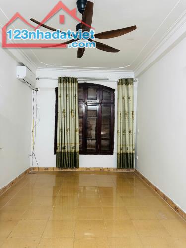 Cho thuê nhà nguyên căn 30m2 x 3,5 tầng cách mặt phố Dương Văn Bé 50 m - 2