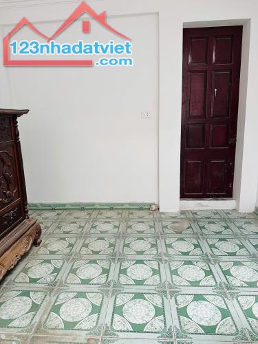 Cho thuê nhà nguyên căn 30m2 x 3,5 tầng cách mặt phố Dương Văn Bé 50 m - 3