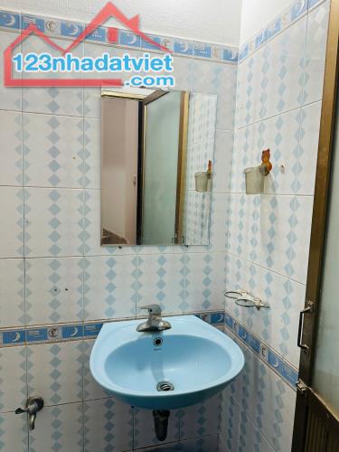 Cho thuê nhà nguyên căn 30m2 x 3,5 tầng cách mặt phố Dương Văn Bé 50 m - 4