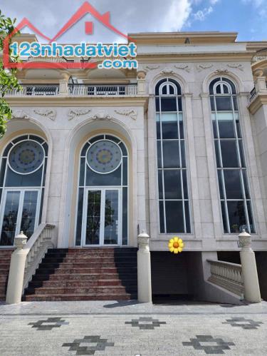 Bán biệt thự Vạn Phúc,TP Thủ Đức: 7 x 23, giá 39 tỷ