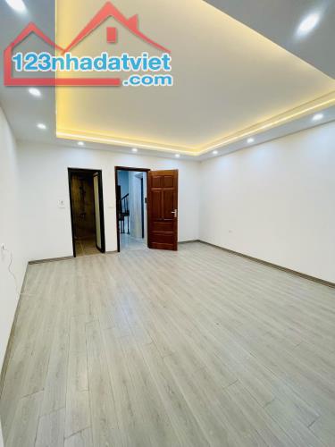 SIÊU HIẾM HOA LƯ, 42M, 5T, MT 4,3M, THANG MÁY, XÂY MỚI, Ở LUÔN, NGÕ RỘNG, CHỈ 13,5 TỶ. - 4