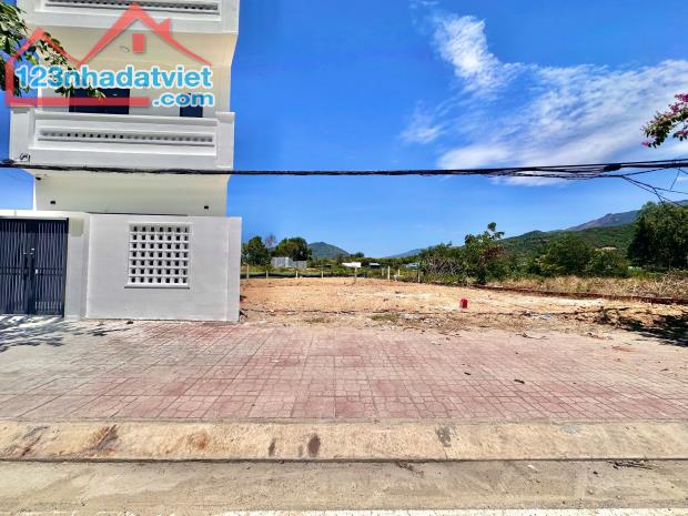 Lô Đất đẹp 2 mặt tiền Phong Châu - Phường Nam Nha Trang dt 111,1m2,
