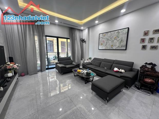 Bán nhà Vũ Hữu, Ô tô tránh- Phân Lô 40m2x 5 tầng - 12 tỷ