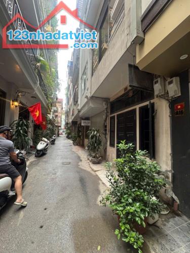 Bán Nhà Phố Lý Nam Đế, khu Quân Đội - OTO đỗ cửa 40m2 x 3 tầng - Nhà 2 thoáng - Sổ riêng