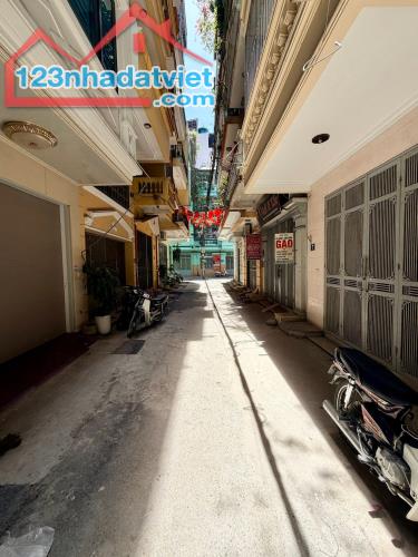 BÁN NHÀ PHÂN LÔ LÁNG HẠ - NGÕ Ô TÔ TRÁNH, HIẾM NHÀ BÁN - 40M2, 7T, MT 4M - SỔ VUÔNG KH QH