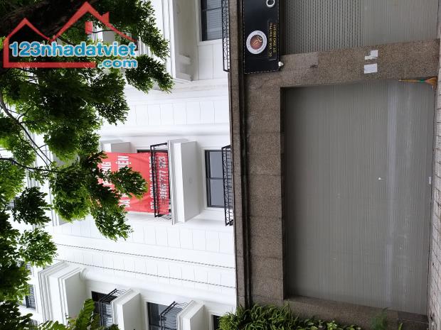 Cho thuê liền kề FLC Đại Mỗ, 100m2, 5 tầng, thang máy, giá 32 triệu/tháng.