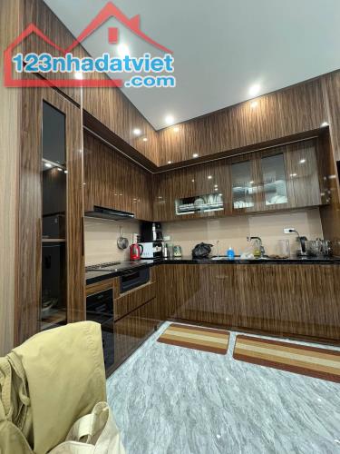 CHO THUÊ NGUYÊN CĂN NHÀ PHỐ NGUYỄN VĂN CỪ 60m2 - Ô TÔ TRÁNH, VÀO NHÀ - 5PN - NỘI THẤ