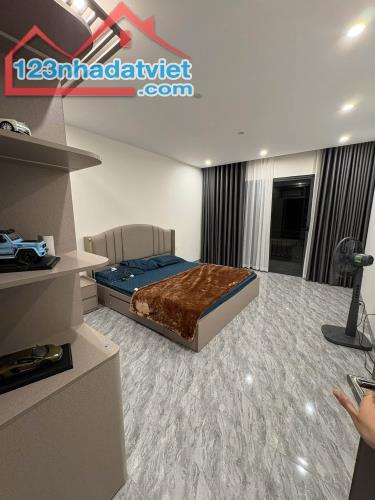 CHO THUÊ NGUYÊN CĂN NHÀ PHỐ NGUYỄN VĂN CỪ 60m2 - Ô TÔ TRÁNH, VÀO NHÀ - 5PN - NỘI THẤ - 4