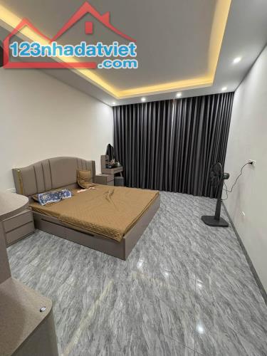 CHO THUÊ NGUYÊN CĂN NHÀ PHỐ NGUYỄN VĂN CỪ 60m2 - Ô TÔ TRÁNH, VÀO NHÀ - 5PN - NỘI THẤ - 5