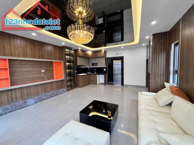 GIẢM 500 TRIỆU.Nhà xây mới, ở ngay, chân ga metro Cầu Diễn,không quy hoạch,thang