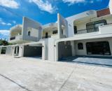 Nhà lầu mới xây dựng hẻm xe hơi có sân đậu 7 chỗ, gần Quảng Trường