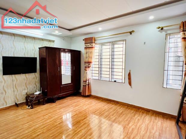 Bán nhà 3 tầng sân cổng riêng ngõ 302 Văn Cao - 5