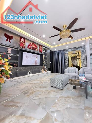 NGUYỄN CHÁNH- 15,6 TỶ- 60M RA PHỐ- 50M- 7 NGỦ- THOÁNG TRƯỚC SAU- THANG MÁY- Ở LÀ THÍCH.