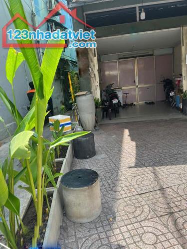 Bán rẻ nhà vị trí đẹp 6 x 14m mặt tiền Hưng Phú F9Q8 TP.HCM - 2